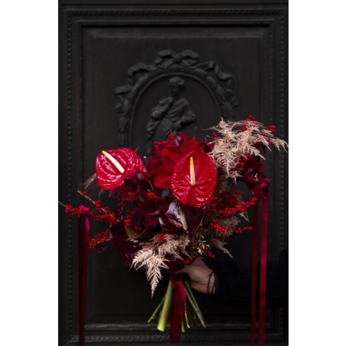 Velvet Flame– luxuriöser Blumenstrauß in dunklem Rot