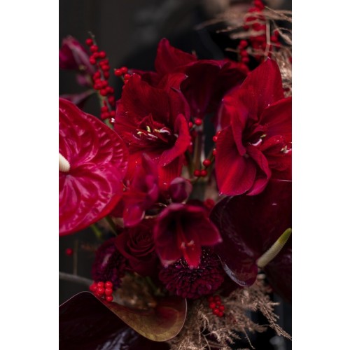 Velvet Flame– luxuriöser Blumenstrauß in dunklem Rot