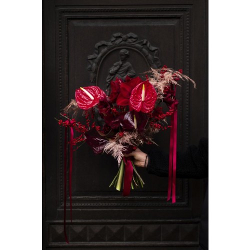 Velvet Flame– luxuriöser Blumenstrauß in dunklem Rot