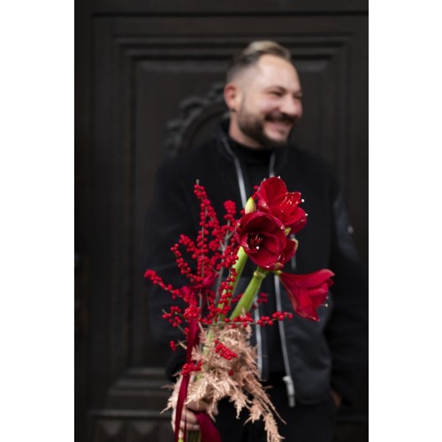 Merry Rouge – eleganter Weihnachtsstrauß in festlichem Rot