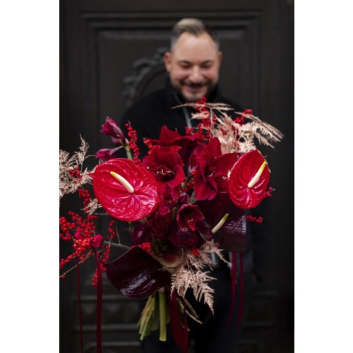 Velvet Flame– luxuriöser Blumenstrauß in dunklem Rot