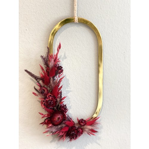 "Red Beauty" – Trockenblumenkranz gebunden auf goldenem Oval