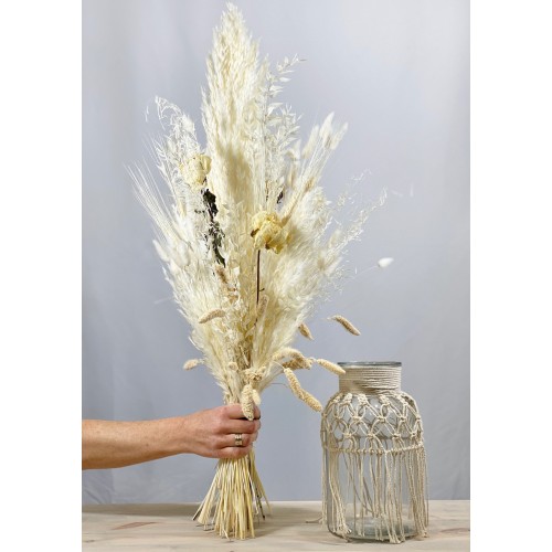 Makramee-Vase mit großem,  weißen Trockenblumenstrauß