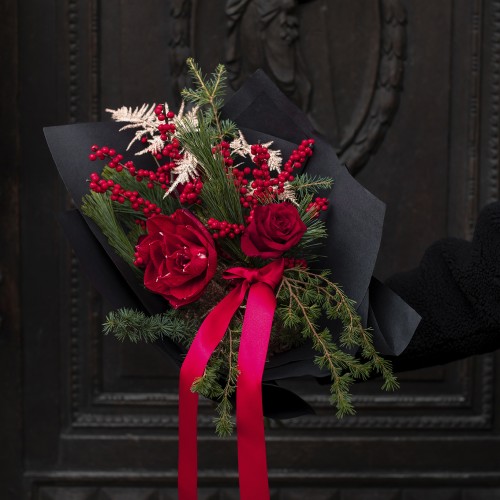 Merry Rouge – eleganter Weihnachtsstrauß in festlichem Rot