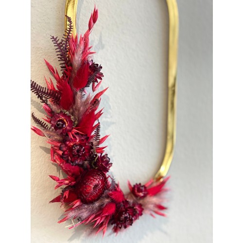 "Red Beauty" – Trockenblumenkranz gebunden auf goldenem Oval