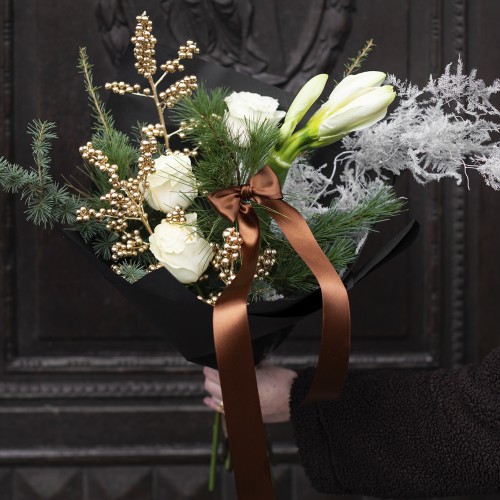 Winter Glow – eleganter Winterstrauß in Weiß & Gold