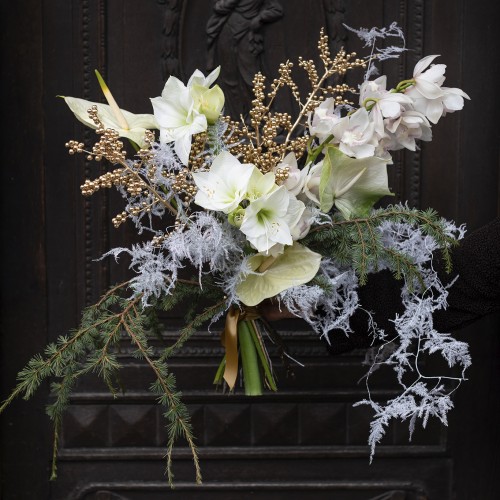 Winter Whisper – exklusiver Winterstrauß in Weiß & Gold